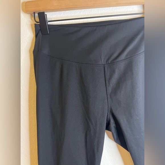 Black Performance Leggings for Versatile Wear - Picture 2 of 3